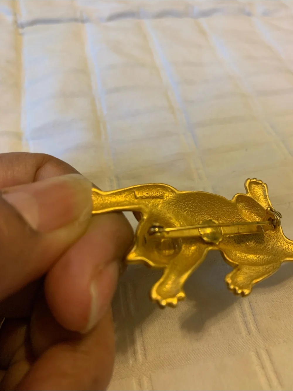 Vintage 1988 brushed gold-tone climbing cat brooch